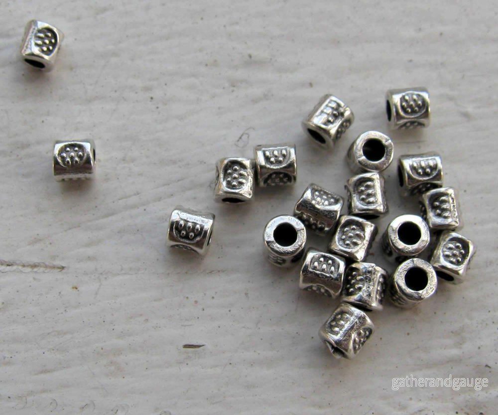 Mellandel Silverfärgad – Liten Mönstrad Cylinder, 3mm, 20-pack Mellandel Silverfärgad – Liten Mönstrad Cylinder, 3mm, 20-pack