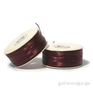 Nymo B – Burgundy, 1 Rulle Nymo B – Burgundy, 1 Rulle