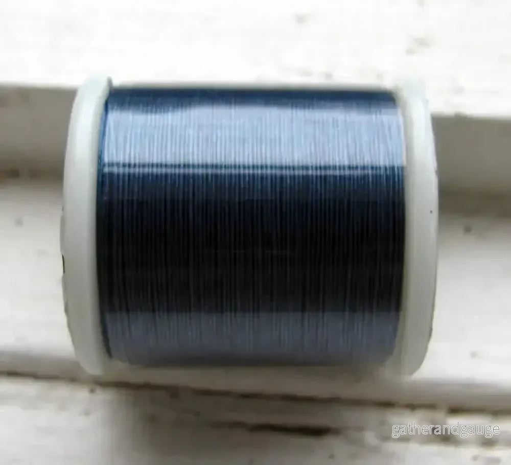 K.O pärltråd - Denim Blue, 1 rulle - Bild 3