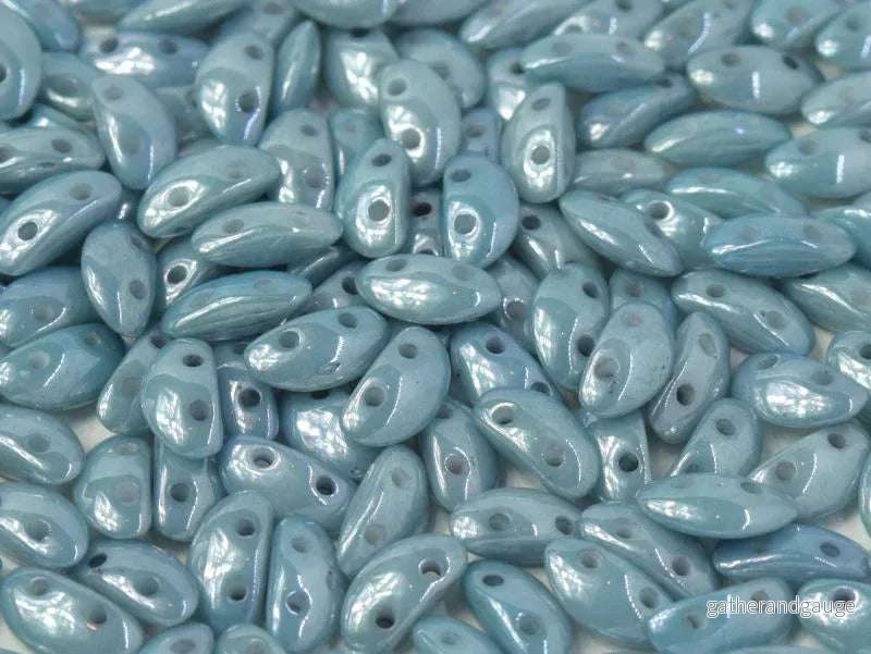 Mobyduo® – Chalk White Baby Blue Luster 3x8mm, 25-pack Mobyduo® – Chalk White Baby Blue Luster 3x8mm, 25-pack