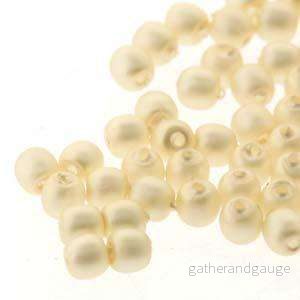 Tjeckiska vaxade glaspärlor - Cream Matt 2mm, 1 sträng
