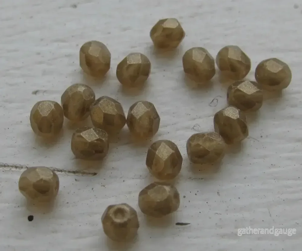 Tjeckiska Firepolish - Sueded Gold Smoky Topaz 4 mm, 50-pack