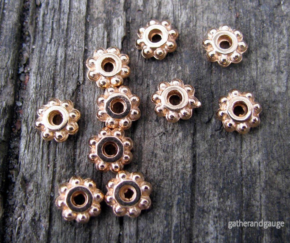 Mellandel Roséguld Färgad – Liten Blomma, 6mm, 10-pack