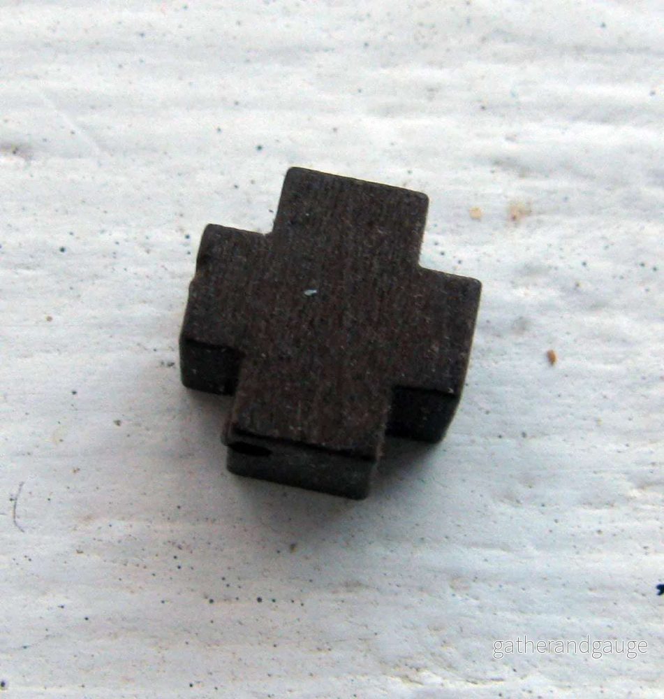 Träpärlor - Fyrkantskors Bruna 8mm - 5-pack