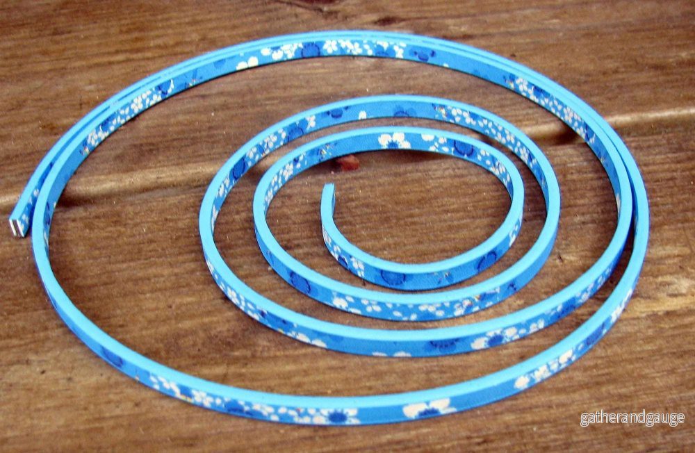 Läderimitation Platt Bred 5mm - Blå med Blommor, Dubbelsidig 1,2m