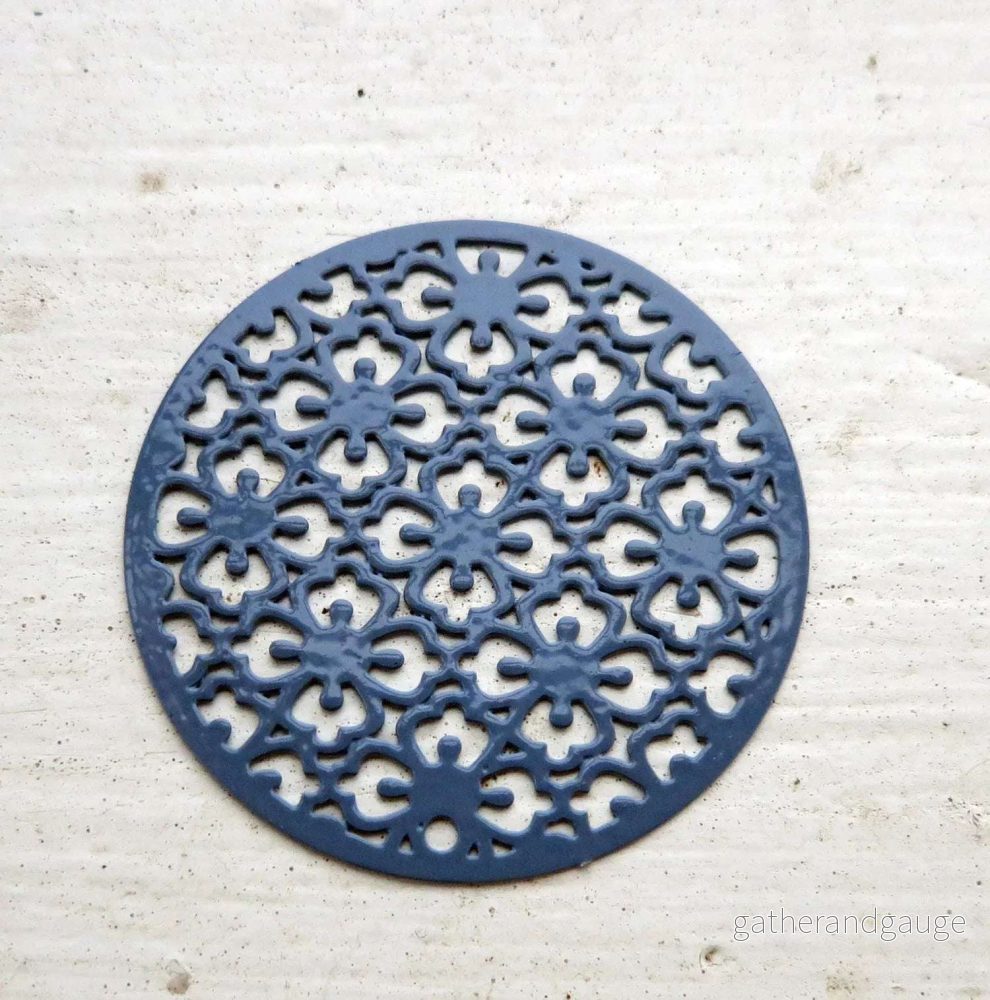 Connector / Hänge Grå – Mandala med blommor 30mm 1 styck Connector / Hänge Grå – Mandala med blommor 30mm 1 styck