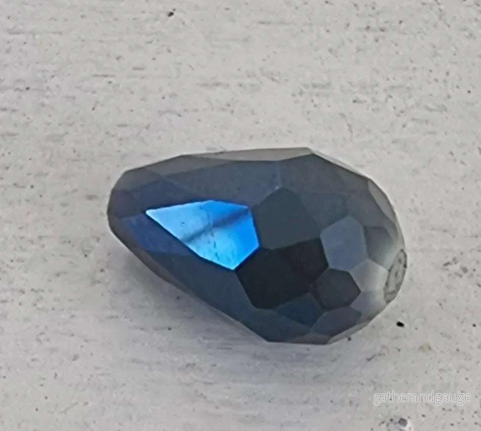 Facetterad Droppe - Grå med lyster 10x15mm 1 styck
