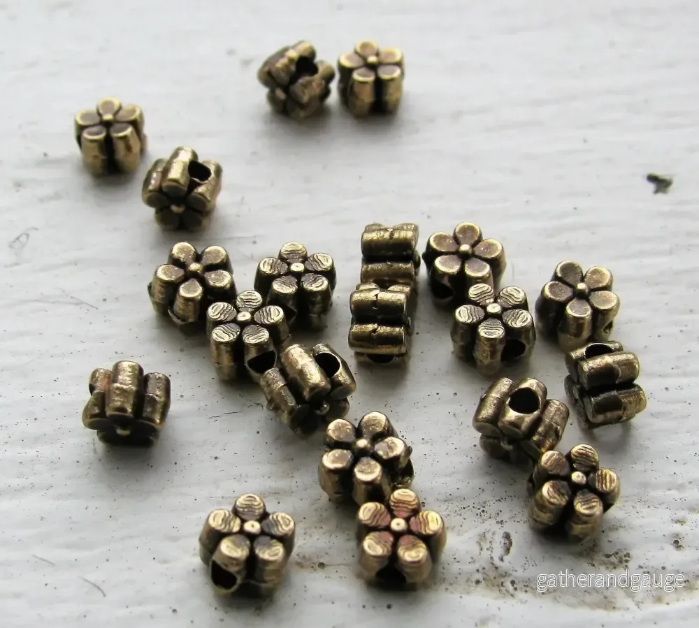 Mellandel bronsfärgad – Liten blomma, 5 mm 20-pack