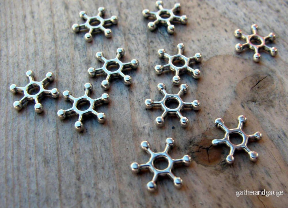 Mellandel Silverfärgad - Snöflinga 8 mm 10-pack - Bild 2