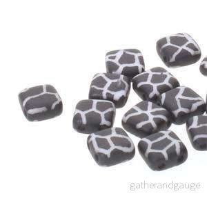CzechMates Tile Beads – Svart / Vit Laser Cracked, 1 sträng CzechMates Tile Beads – Svart / Vit Laser Cracked, 1 sträng