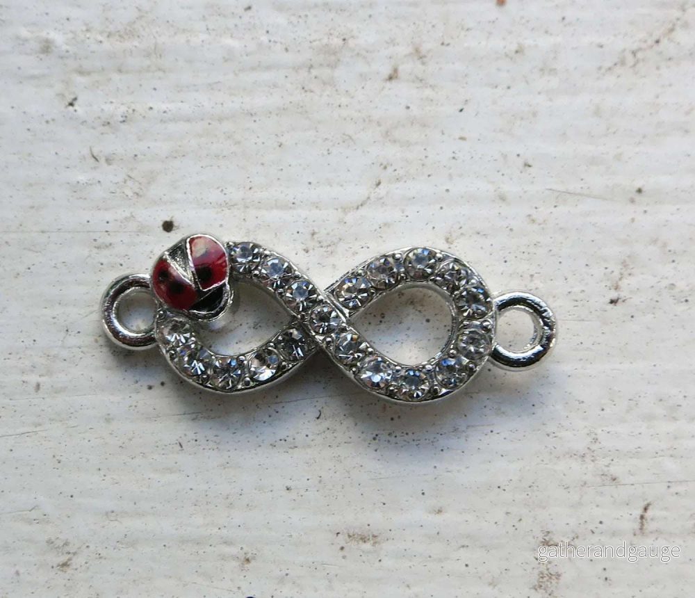 Connector Infinity – Strass med Nyckelpiga, 1 Styck Connector Infinity – Strass med Nyckelpiga, 1 Styck