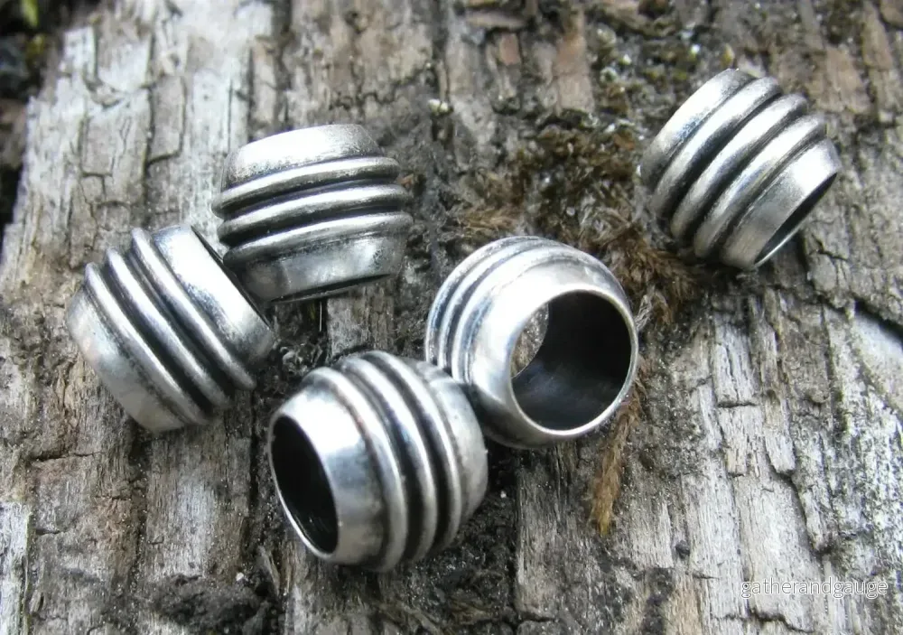 Mellandel Silverpläterad - Mindre Tunna med Ränder 8x6,5mm, Stort Hål, 5-pack - Bild 2