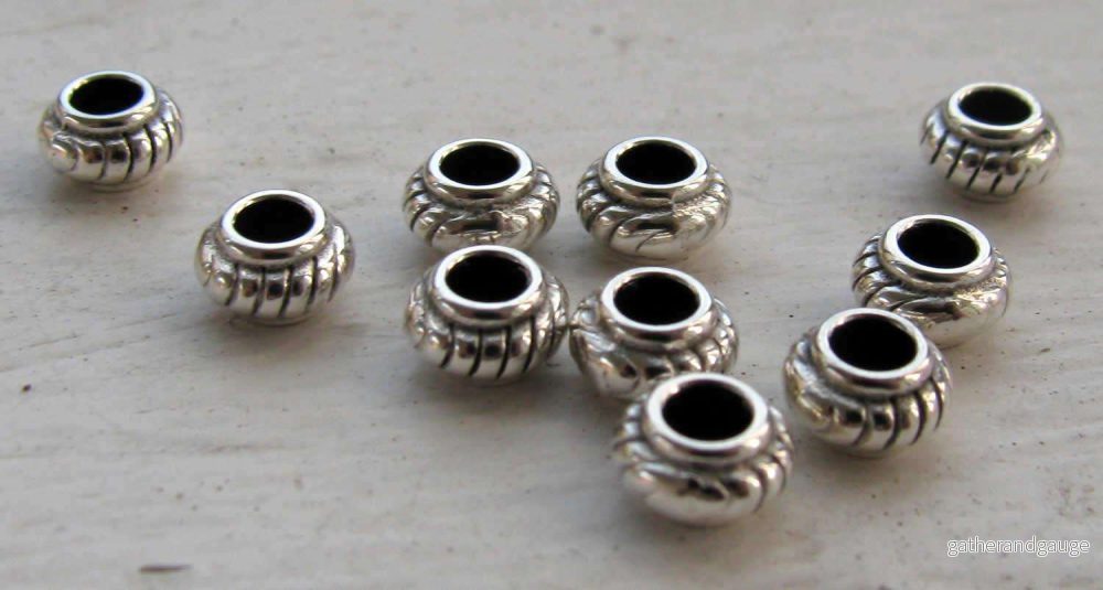 Mellandel silverfärgad – Tunna med streckmönster, stort hål, 10-pack Mellandel silverfärgad – Tunna med streckmönster, stort hål, 10-pack