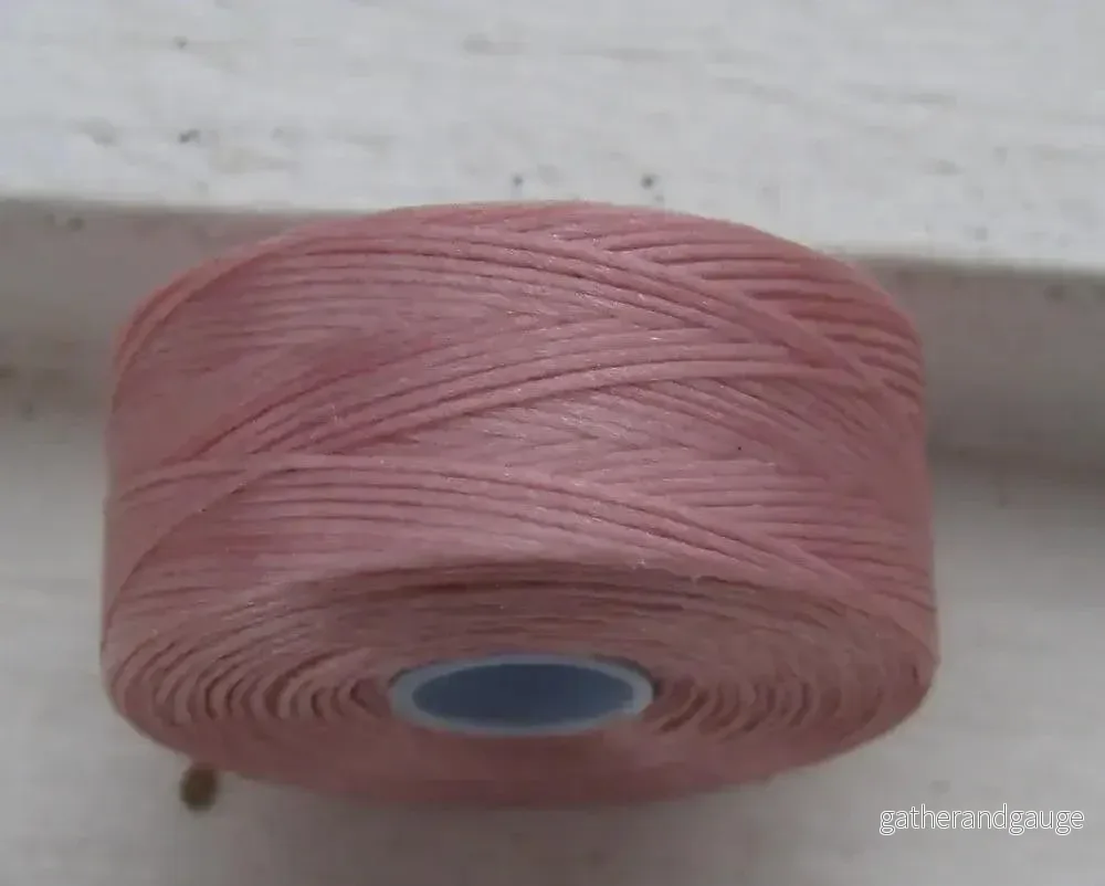 S-Lon Bead Thread - Rose, Strl D, 1 Rulle - Bild 2