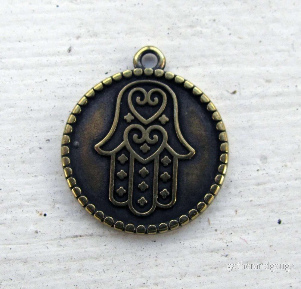 Berlock bronsfärgad - Rund med hamsa 20mm 1 styck
