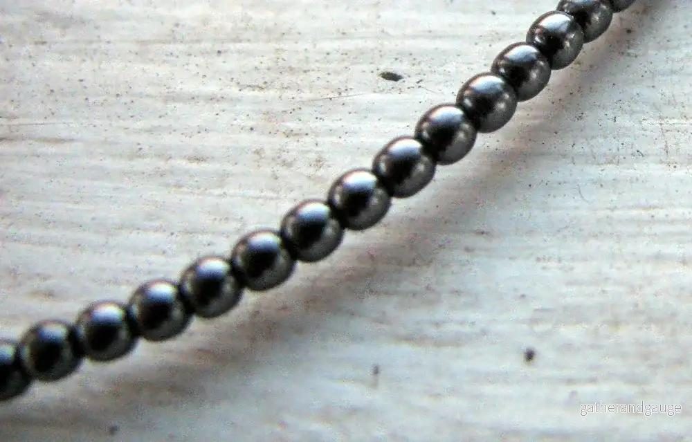 Tjeckiska Vaxade Glaspärlor - Hematite 2mm, 1 sträng