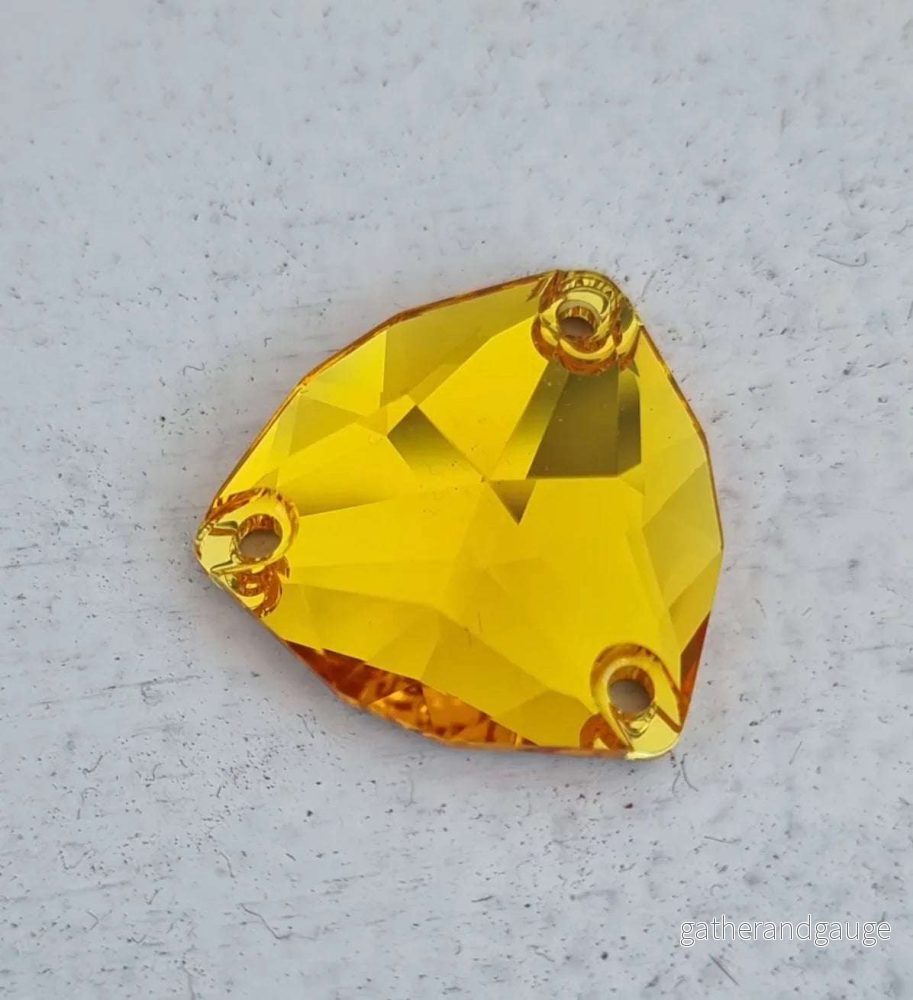 Swarovski Crystals Trilliant Sew-on Stone(3272) – Sunflower 20 mm, 1 styck Swarovski Crystals Trilliant Sew-on Stone(3272) – Sunflower 20 mm, 1 styck