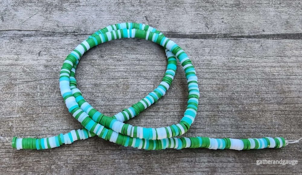 Heishi pärlor – Grön mix 4mm 1 sträng