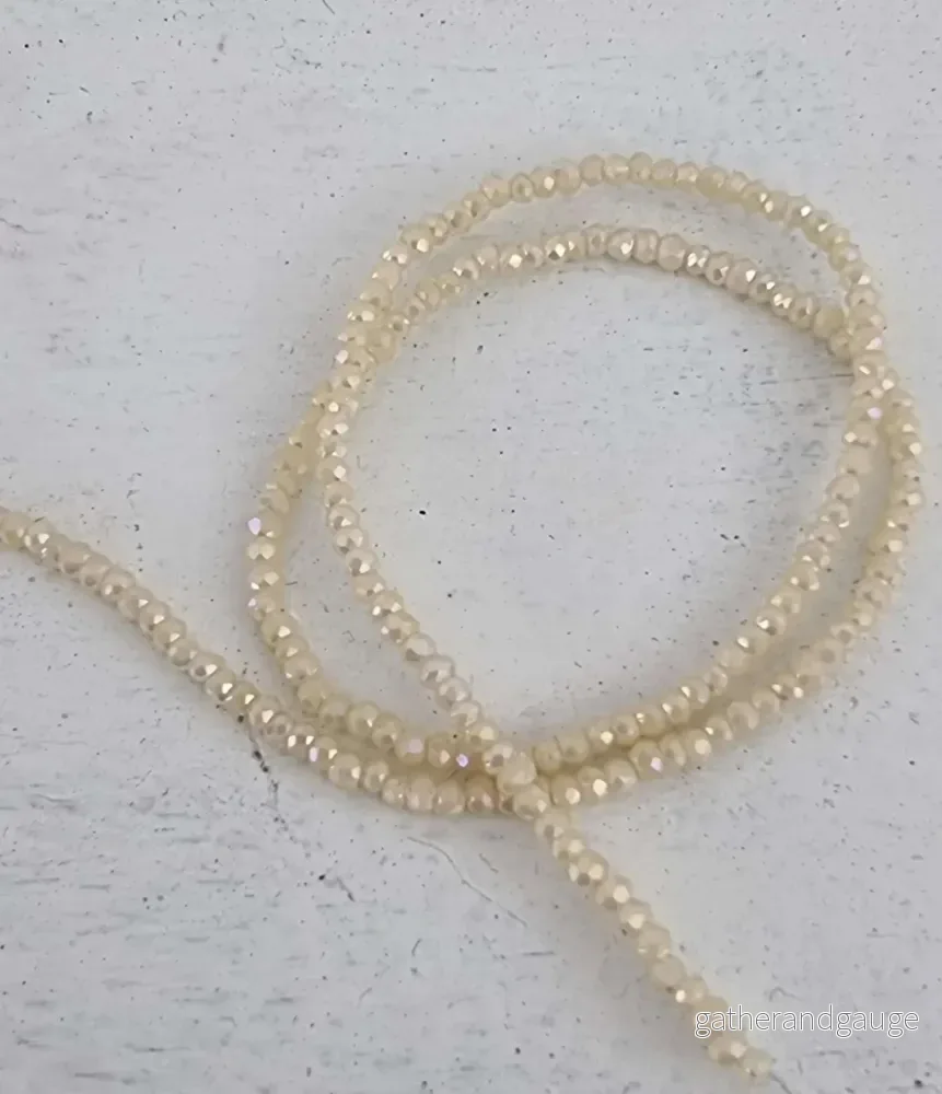 Facetterade glaspärlor – Vit med AB 2,6×1,7mm 1 sträng Facetterade glaspärlor – Vit med AB 2,6×1,7mm 1 sträng