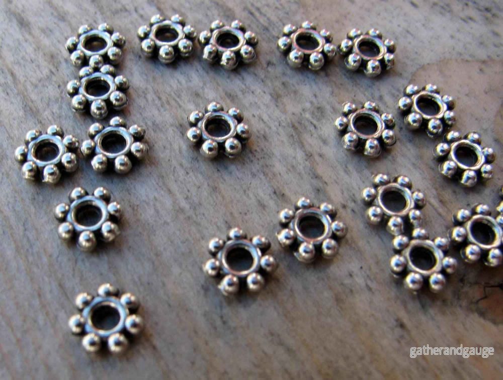 Mellandel Silverpläterad - Daisy 4,8mm 20-pack - Bild 2