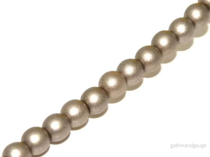 Tjeckiska Druk (Runda) - Metallic Sand 3mm 1 sträng