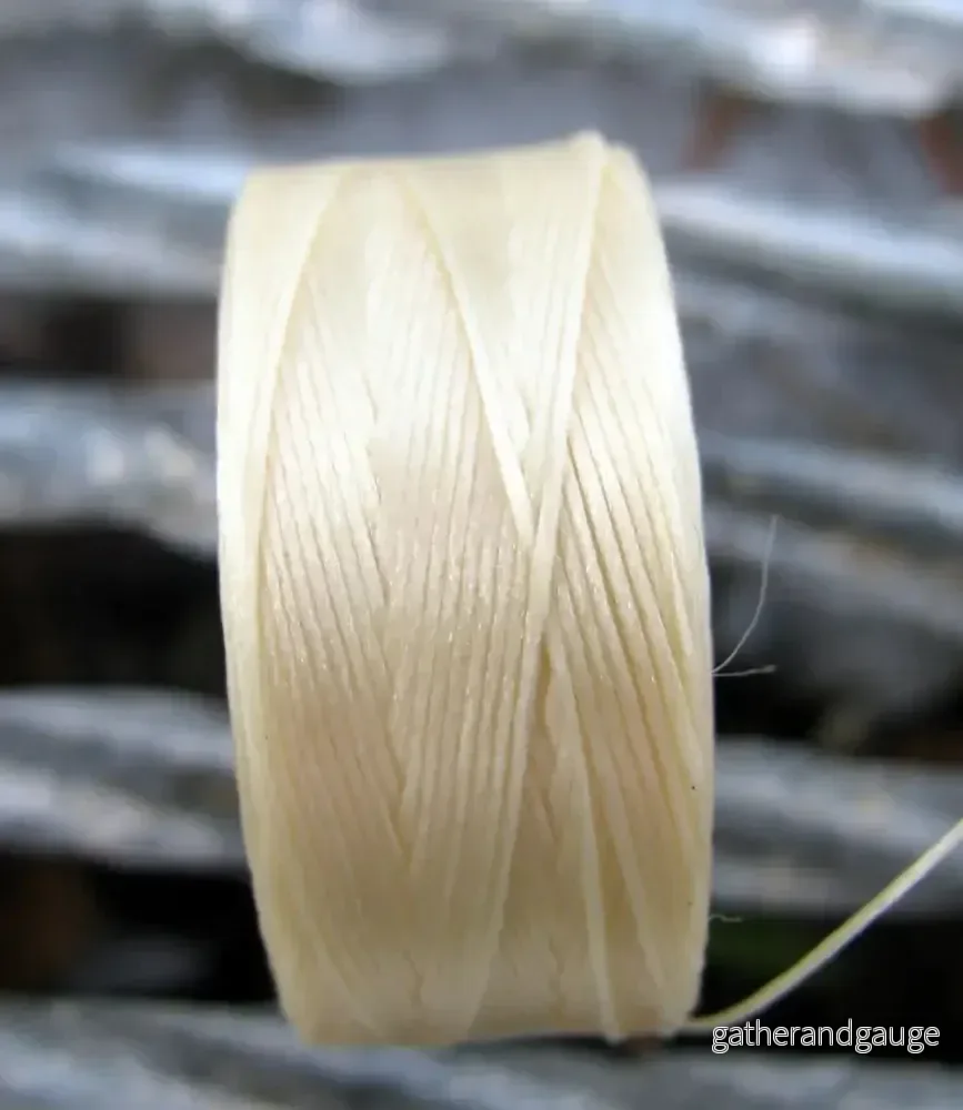 S-Lon Bead thread - Cream Strl D, 1 Rulle - Bild 2