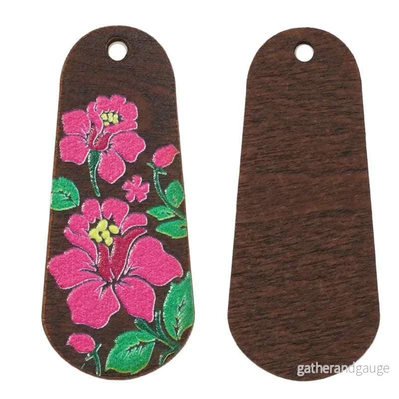 Hänge / Berlock Trä – Oval med blommor, brun 15x36mm 1 styck Hänge / Berlock Trä – Oval med blommor, brun 15x36mm 1 styck