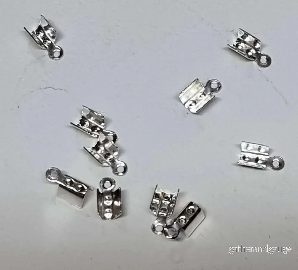 Fästen Ljut silverfärgade – För runda band 2 mm 10-pack Fästen Ljut silverfärgade – För runda band 2 mm 10-pack