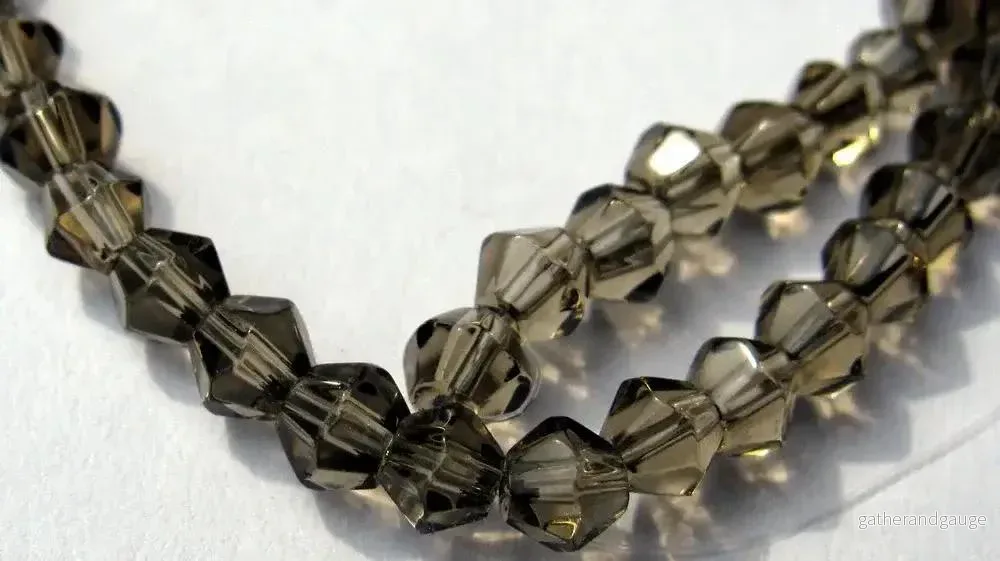 Glaspärlor Bicone – Grå, 4 mm, 1 sträng Glaspärlor Bicone – Grå, 4 mm, 1 sträng