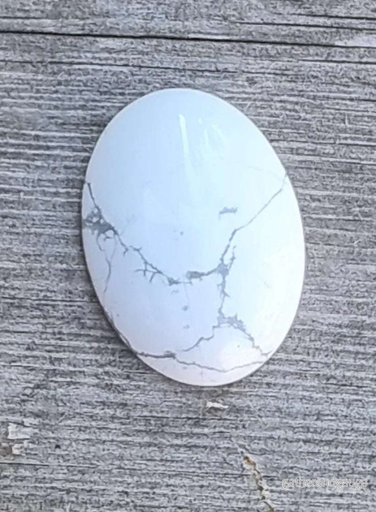Oval Cabochon Howlite - Vit 30x22mm 1 styck