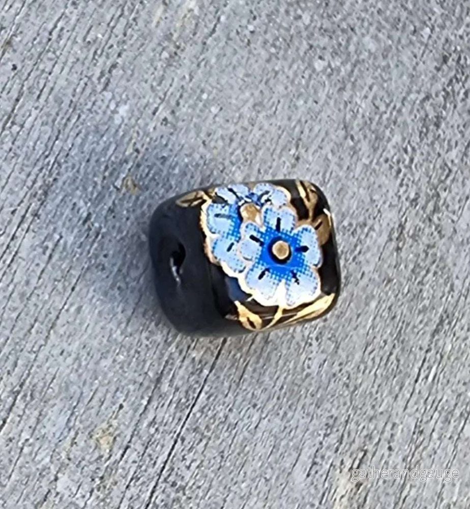 Porslinspärla Kub – Svart/Blå/Guld med Blommor 10mm 1 styck Porslinspärla Kub – Svart/Blå/Guld med Blommor 10mm 1 styck
