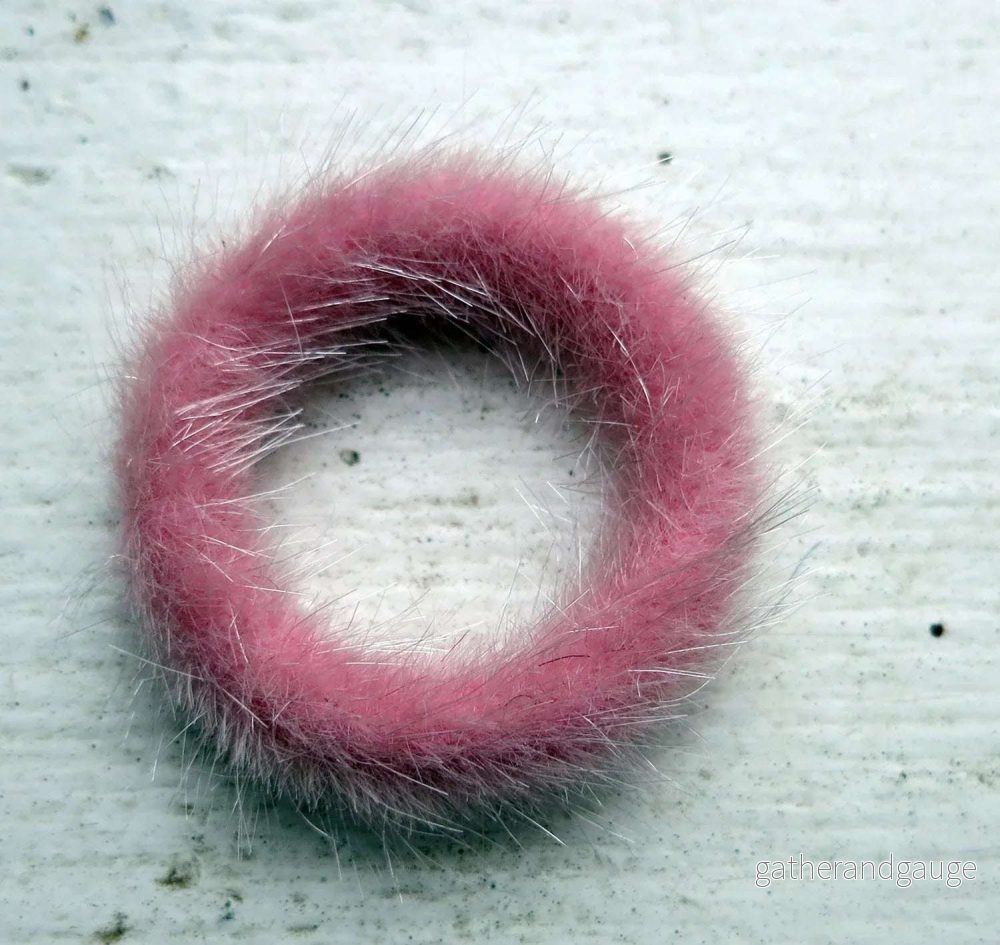 Hänge Ring - Fuskpäls Rosa 27mm 1 styck