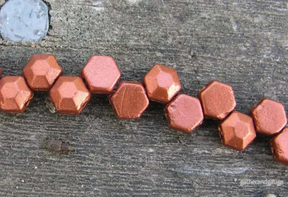 Honeycomb Jewel - Bronze Fire Red 6mm, 1 sträng
