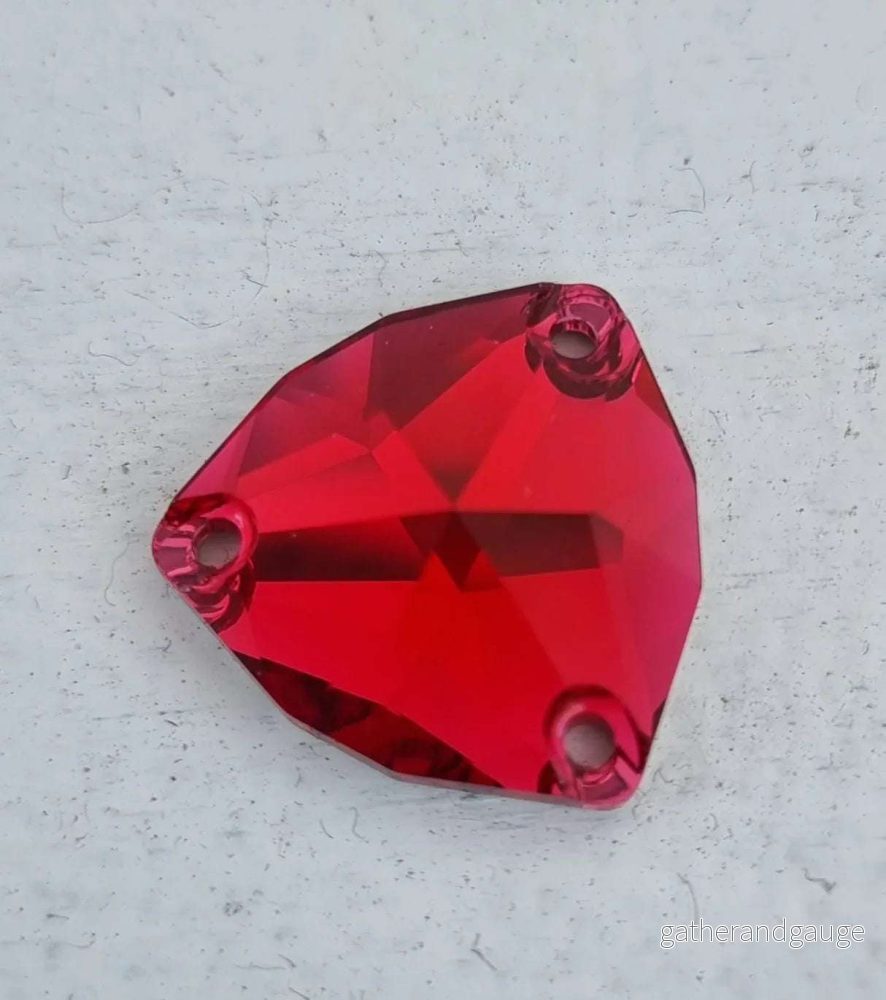 Swarovski Crystals Trilliant Sew-on Stone (3272) – Scarlet 20 mm, 1 styck Swarovski Crystals Trilliant Sew-on Stone (3272) – Scarlet 20 mm, 1 styck