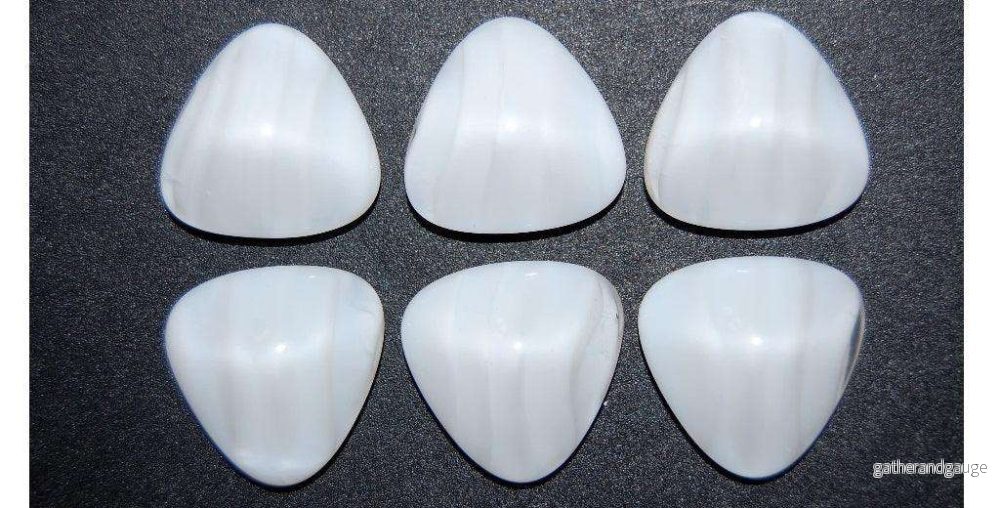 Cabochon Triangel - Vit Randig ca 22mm 1 styck