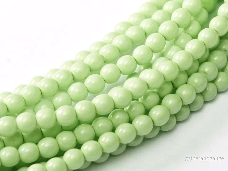 Tjeckiska Fiesta Pearl - Shiny Lt Spring Green 3mm, 1 sträng