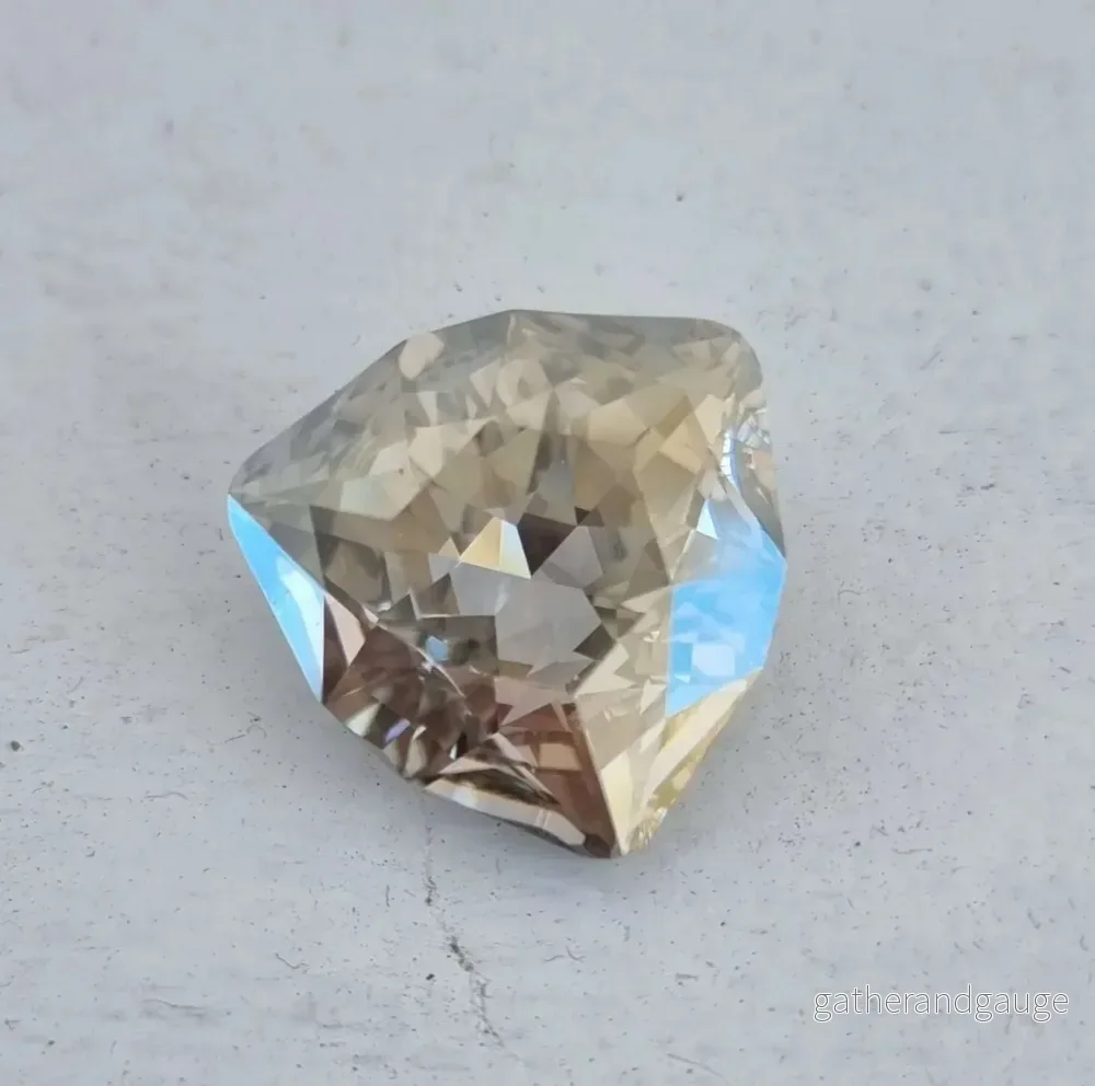 Swarovski Crystals Trilliant Fancy Stone (4702) – Crystal Silver Shade 24 mm, 1 styck Swarovski Crystals Trilliant Fancy Stone (4702) – Crystal Silver Shade 24 mm, 1 styck