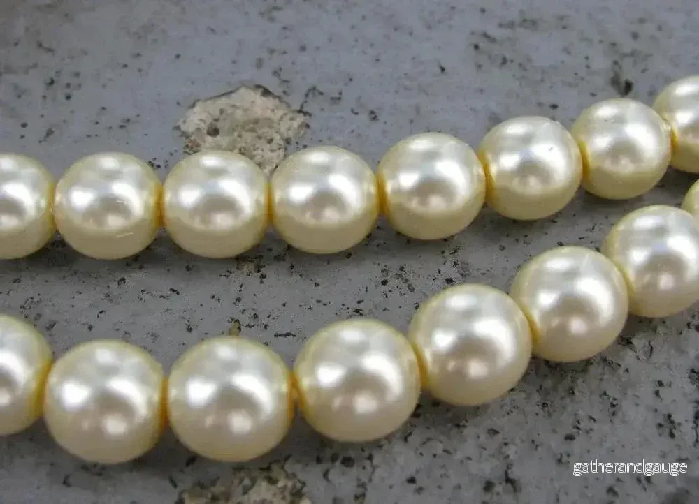 Tjeckiska vaxade glaspärlor - Cream 8mm, 1 sträng - Bild 2