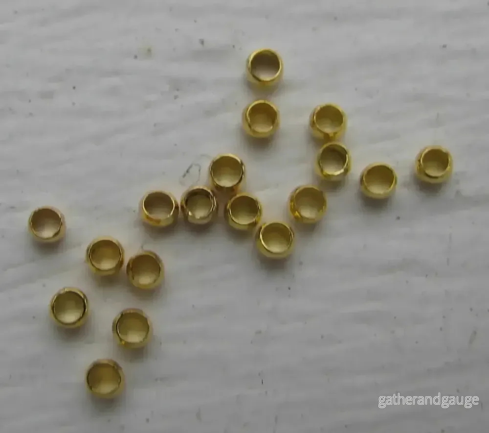 Klämpärlor - Guldfärgade 2mm, ca 50 stycken