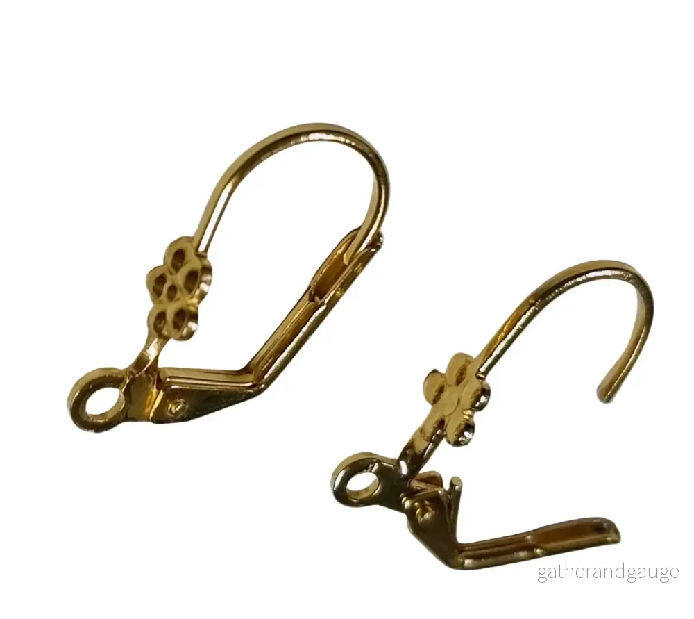 Örkrok Brisyr 24K guldpläterad – Blomma 9,5×18 mm, 1 par Örkrok Brisyr 24K guldpläterad – Blomma 9,5×18 mm, 1 par