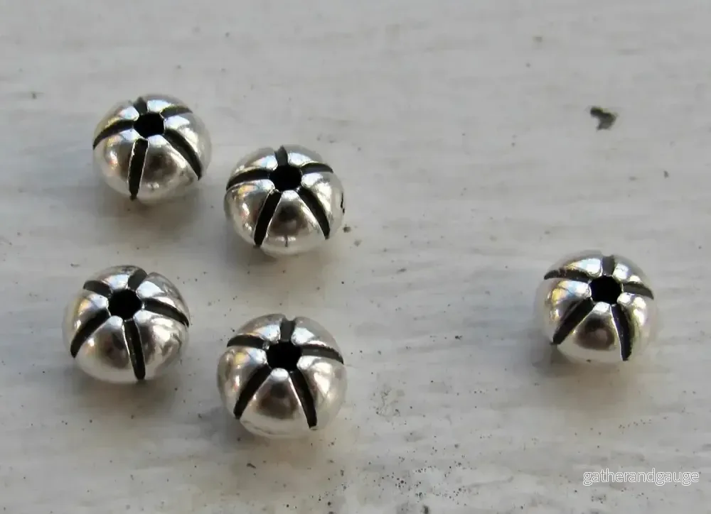Mellandel Silverfärgad – Rund Pumpa 6×4,6mm – 5-pack