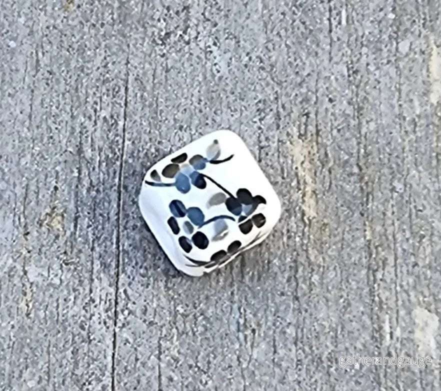 Porslinspärla Kub - Vit med Svarta blommor 8mm 1 styck