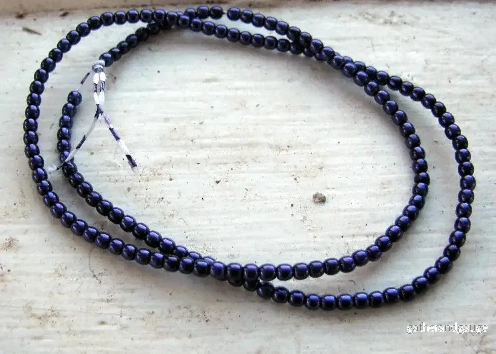 Tjeckiska vaxade glaspärlor - Purple 2mm, 1 sträng - Bild 2