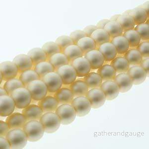 Tjeckiska vaxade glaspärlor – Cream Matt 8mm, 1 sträng