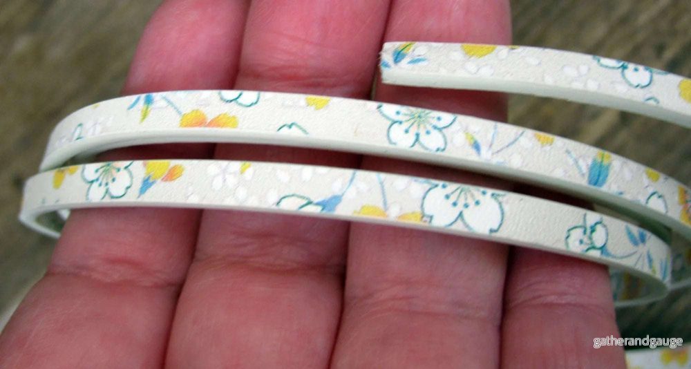 Läderimitation platt bred 5mm - Vit med blommor, dubbelsidig 1,2 m