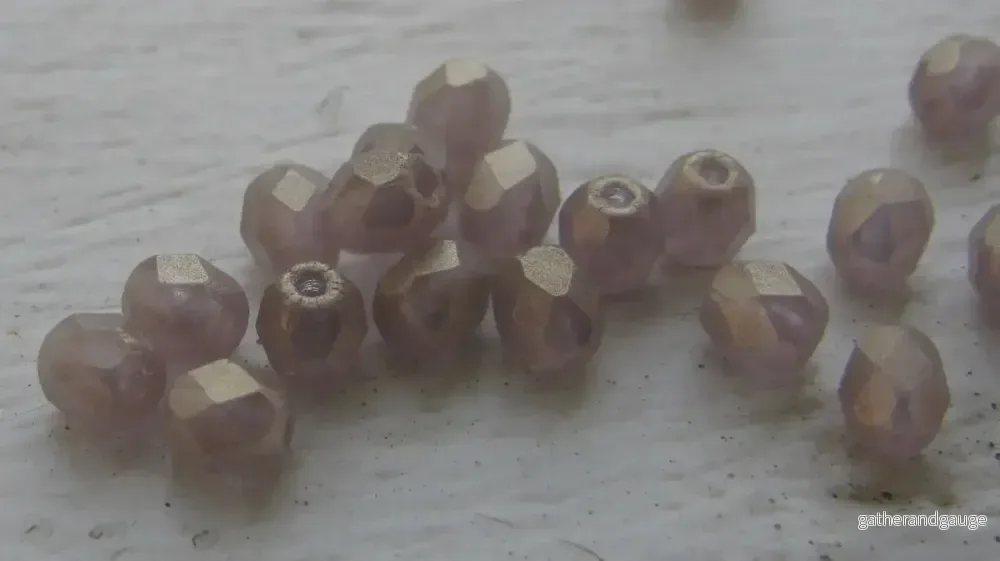Tjeckiska Firepolish - Sueded Gold Med Amethyst 4 mm, 50-pack