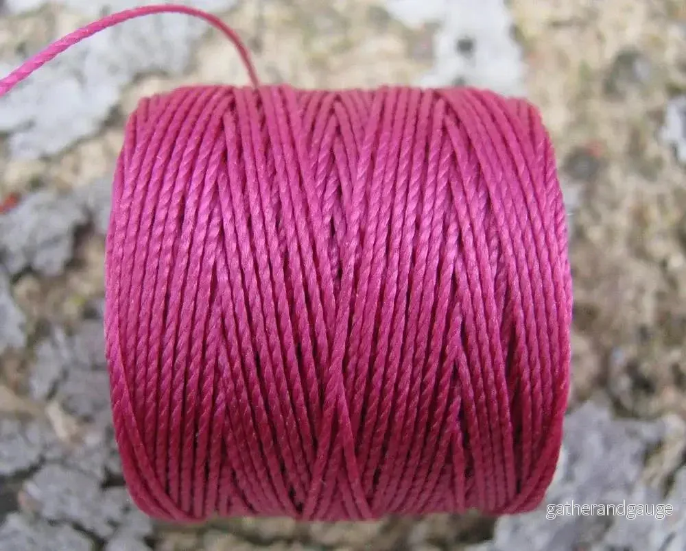 S-Lon Bead Cord - Magenta, 1 Rulle - Bild 2