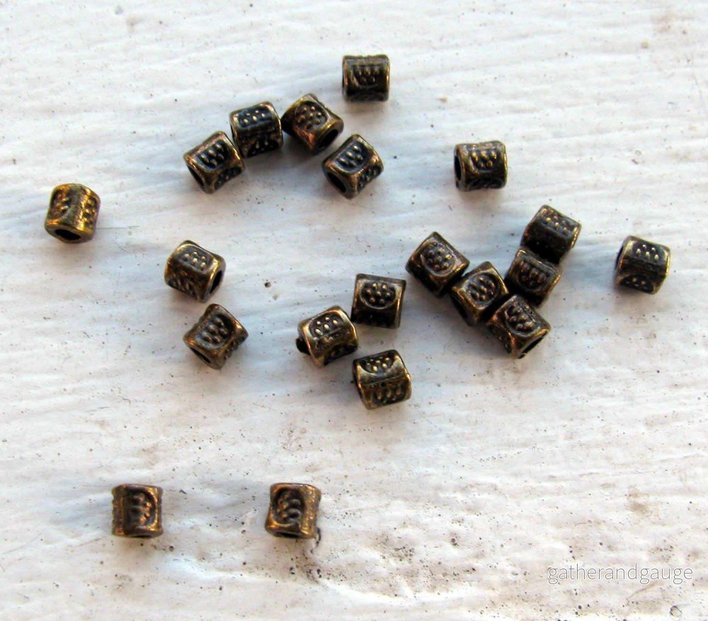 Mellandel bronsfärgad – Liten mönstrad cylinder 3mm, 20-pack