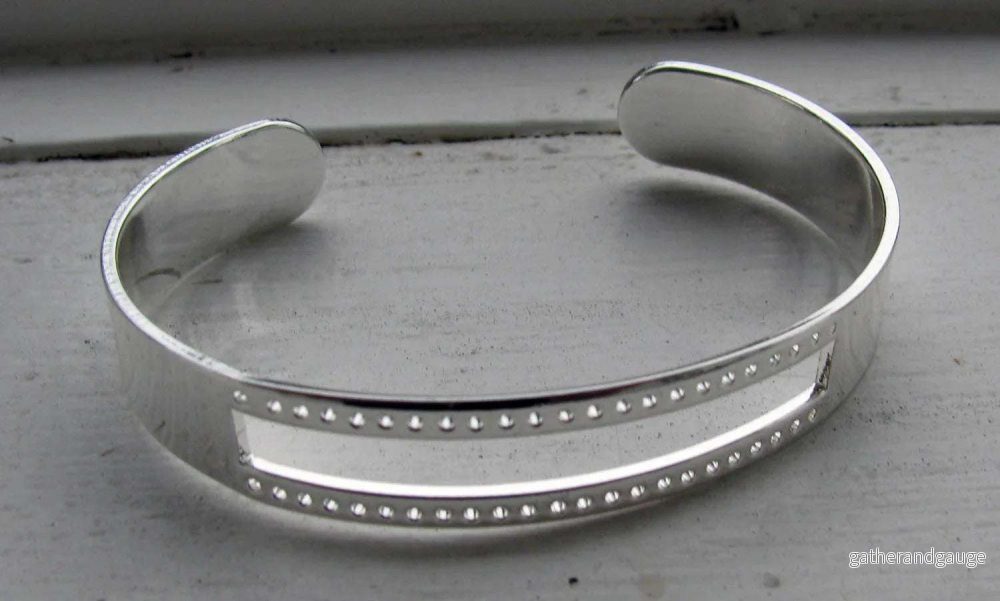 Armbandsstomme Ljustsilverfärgad – Cuff med hål (Miuyki) 1 styck Armbandsstomme Ljustsilverfärgad – Cuff med hål (Miuyki) 1 styck