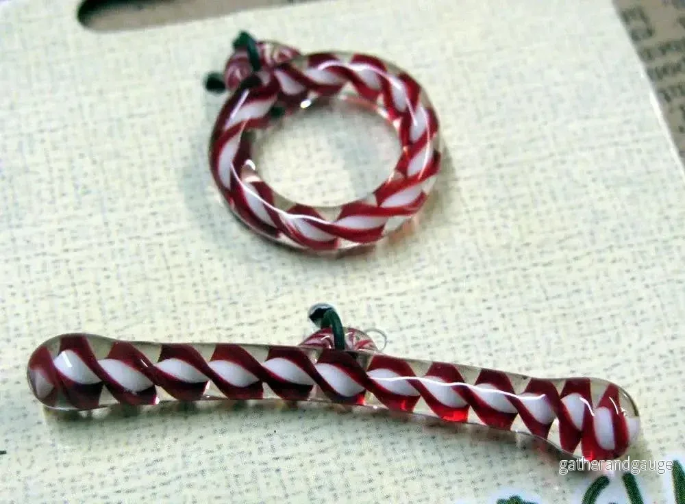 Stavlås Glas - Runt Klart med Röd/Vit Swirl, 1 Set